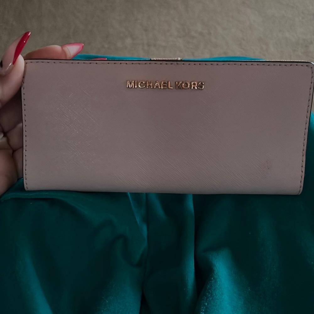 Michael kors blush pink wallet. No tears.